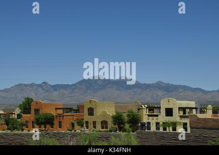 Gehäuse in einer Gemeinschaft mit einer Kulisse der Santa Rita Mountains, Santa Cruz County, Tubac, Arizona, USA. Stockfoto