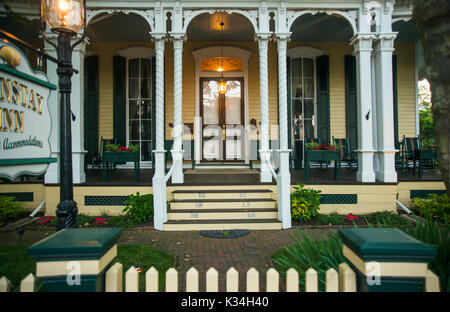 Viktorianische Architektur am Strand Stadt Cape May, New Jersey. Haupteingang mit schönen Spalten. Stockfoto