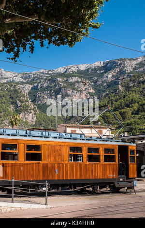 Sóller ist eine Stadt-, Hafen- und Gemeinde an der Westküste von Mallorca ist berühmt für seine Eisenbahn, auf den Balearischen Inseln in Spanien. Stockfoto