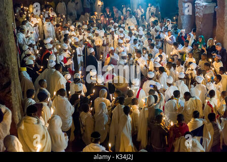 Die Priester riefen Gebete bei Kerzenschein im Innenhof der Wette Medhane Alem Kirche, während die Gebete auf Äthiopische Orthodoxe Ostern Samstag, Lalibela, Äthiopien Stockfoto