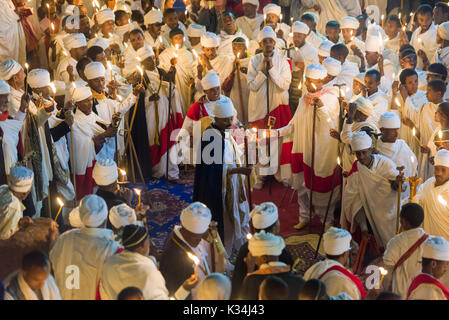 Die Priester riefen Gebete bei Kerzenschein im Innenhof der Wette Medhane Alem Kirche, während die Gebete auf Äthiopische Orthodoxe Ostern Samstag, Lalibela, Äthiopien Stockfoto