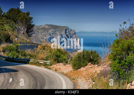 Ländliche Küstenstraße auf Mallorca, Spanien von Andratx nach Soller. Stockfoto