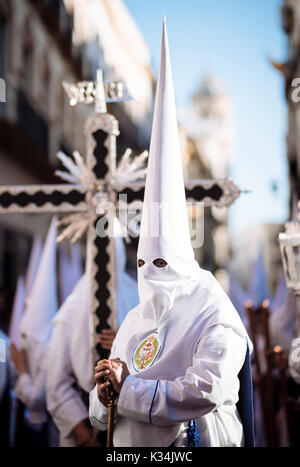 Büßer von 'Los Negritos ' Bruderschaft die Teilnahme an Prozessionen während der Semana Santa (Karwoche), Sevilla, Andalusien, Spanien Stockfoto