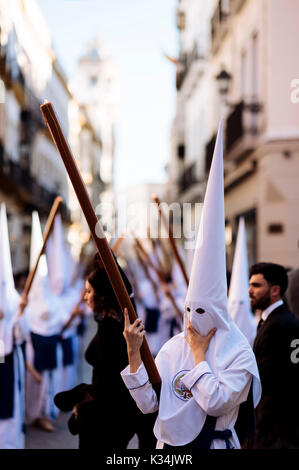 Büßer von 'Los Negritos ' Bruderschaft die Teilnahme an Prozessionen während der Semana Santa (Karwoche), Sevilla, Andalusien, Spanien Stockfoto