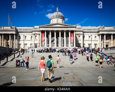 National Gallery London - Massen vor dem Haupteingang in die National Gallery am Trafalgar Square, Central London, UK Stockfoto