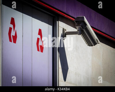 Banking - Natwest Bank Sicherheit - Bank Sicherheit Kameras blicken auf ATM Maschinen zu einem Natwest Niederlassung in London, Großbritannien Stockfoto