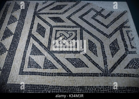 Brescia, Italien, 11. August 2017, alten römischen Mauer Mosaik in Museum der römischen Ruinen und Santa Giulia Stockfoto