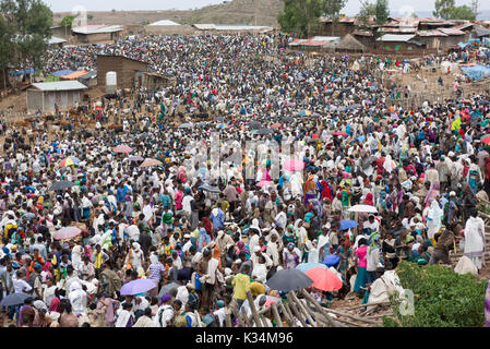 Massen auf dem Markt im Freien am äthiopisch-orthodoxen Ostersamstag, um Lebensmittel zu kaufen, um das Ende der Fastenzeit, Lalibela, Äthiopien, zu feiern Stockfoto