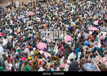 Massen auf dem Markt im Freien am äthiopisch-orthodoxen Ostersamstag, um Lebensmittel zu kaufen, um das Ende der Fastenzeit, Lalibela, Äthiopien, zu feiern Stockfoto