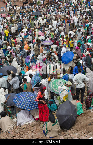 Massen auf dem Markt im Freien am äthiopisch-orthodoxen Ostersamstag, um Lebensmittel zu kaufen, um das Ende der Fastenzeit, Lalibela, Äthiopien, zu feiern Stockfoto