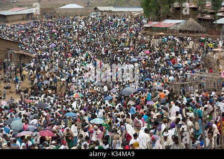 Massen auf dem Markt im Freien am äthiopisch-orthodoxen Ostersamstag, um Lebensmittel zu kaufen, um das Ende der Fastenzeit, Lalibela, Äthiopien, zu feiern Stockfoto