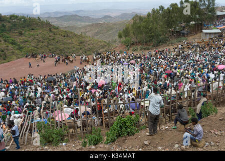 Massen auf dem Markt im Freien am äthiopisch-orthodoxen Ostersamstag, um Lebensmittel zu kaufen, um das Ende der Fastenzeit, Lalibela, Äthiopien, zu feiern Stockfoto