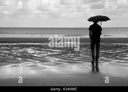 Nassen Strand in Schwarz und Weiß Stockfoto