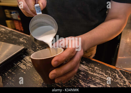 Ein Barista die Zubereitung von Kaffee in einem Café in Sydney Stockfoto