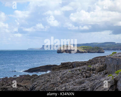 Leuchtturm auf Mouro Insel in der Bucht von Santander Stockfoto