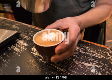 Ein Barista die Zubereitung von Kaffee in einem Café in Sydney Stockfoto