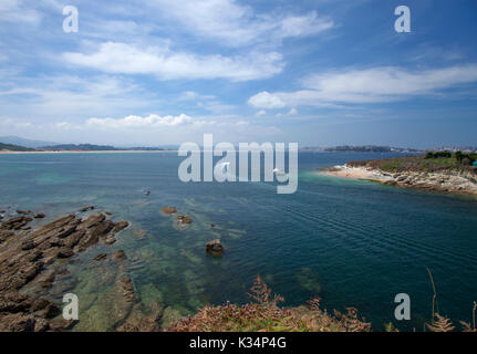 Bucht von Satander, Kantabrien, Spanien, Ansicht von der Kante der Playa de Beruete zur kleinen Insel La Isla de Santa Marina Stockfoto