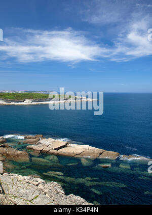 Bucht von Satander, Kantabrien, Spanien, Ansicht von der Kante der Playa de Beruete zur kleinen Insel La Isla de Santa Marina Stockfoto