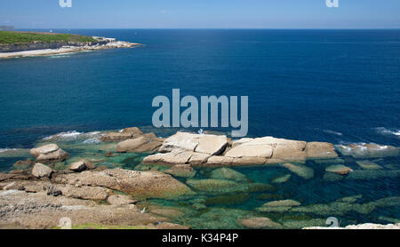 Bucht von Satander, Kantabrien, Spanien, Ansicht von der Kante der Playa de Beruete zur kleinen Insel La Isla de Santa Marina Stockfoto