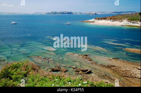 Bucht von Satander, Kantabrien, Spanien, Ansicht von der Kante der Playa de Beruete zur kleinen Insel La Isla de Santa Marina Stockfoto