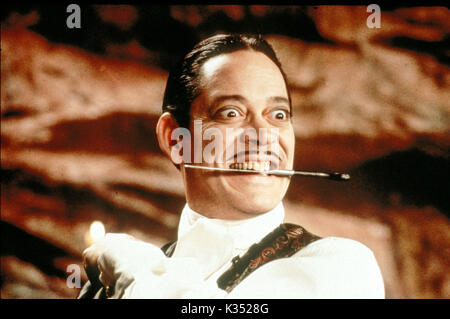 Die ADDAMS FAMILY RAUL JULIA Datum: 1991 Stockfoto