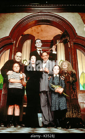 Die Addams Family Center Anjelica Huston Raul Julia, Christina Ricci Datum: 1991 Stockfoto