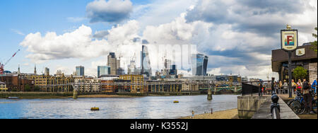 Panoramablick vom Gründer Arme am Südufer der Themse der legendären modernen Wolkenkratzer in der City von London Financial District Stockfoto