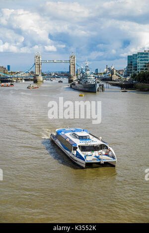 Katamaran mbna Riverboat auf der Themse im Pool von London, Tower Bridge, HMS Belfast, City of London, Großbritannien Stockfoto