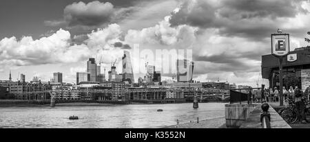 Panoramablick vom Gründer Arme am Südufer der Themse der legendären modernen Wolkenkratzer in der City von London Financial District Stockfoto