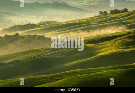 Toskana Landschaft der Crete Senesi bei Sonnenaufgang im Frühling Stockfoto