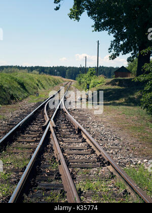 Kleinen Bahnhof auf der Schmalspurbahn. Sonnenschein Wetter, Dorf für den Zug. Die Eisenbahn, die Eisenbahn Verkehrszeichen, Eisenbahn, Punkt. Stockfoto