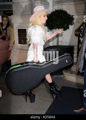 Foto muss Gutgeschrieben © Alpha Presse 078237 02/12/2016 Lady Gaga werden, sodass das Langham Hotel in London. Stockfoto