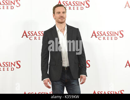 Foto muss Gutgeschrieben © Alpha Presse 079965 08/12/2016 Michael Fassbender Assassins Creed Fotoauftrag bei Claridges London. Stockfoto