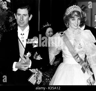 Foto muss angerechnet werden © Alpha003 18/11/1982 Prinz Charles und Prinzessin Diana in Hampton Court anreisen, ein Bankett von Königin Beatrix und Prinz Claus der Niederlande zu besuchen Stockfoto