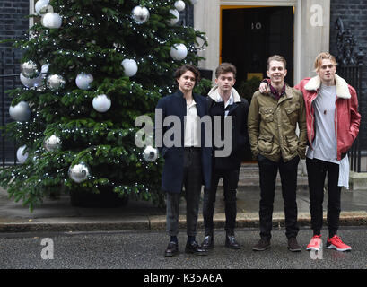 Foto muss Gutgeschrieben © Alpha Presse 079965 13/12/2016 James McVey Connor Ball Tristan Evans und Bradley Simpson Die Vamps Downing Street Weihnachtsfeier 2016 London Stockfoto