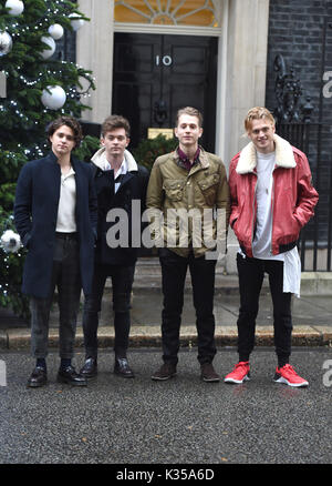 Foto muss Gutgeschrieben © Alpha Presse 079965 13/12/2016 James McVey Connor Ball Tristan Evans und Bradley Simpson Die Vamps Downing Street Weihnachtsfeier 2016 London Stockfoto