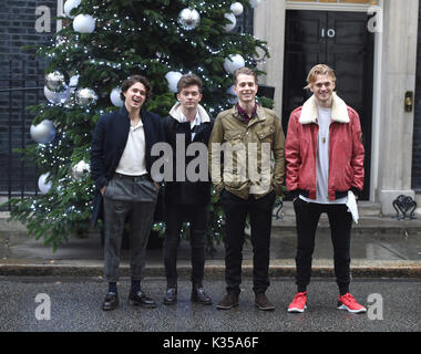 Foto muss Gutgeschrieben © Alpha Presse 079965 13/12/2016 James McVey Connor Ball Tristan Evans und Bradley Simpson Die Vamps Downing Street Weihnachtsfeier 2016 London Stockfoto