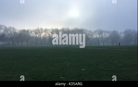 Foto muss Gutgeschrieben © Alpha Presse 066465 28/12/2016 Nebel in Highbury Felder nördlich von London. Stockfoto
