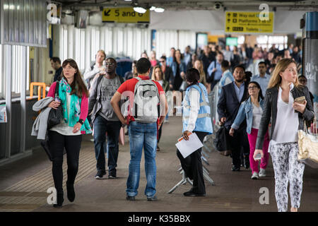 Waterloo Upgrade Pendler Ankunft und Abfahrt Clapham Junction one way System mit der Hälfte der Plattformen im Einsatz Bild: Evening Standard Stockfoto