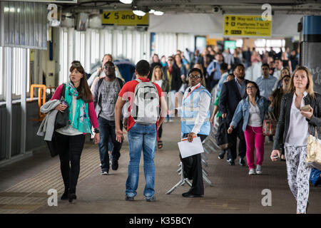 Waterloo Upgrade Pendler Ankunft und Abfahrt Clapham Junction one way System mit der Hälfte der Plattformen im Einsatz Bild: Evening Standard Stockfoto