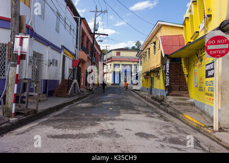 Port Antonio, Jamaika - Januar 1, 2014: unbekannte Menschen zu Fuß auf die bunten Straßen der Innenstadt von Port Antonio, Jamaika am Neujahrstag morni Stockfoto