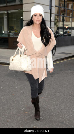 Foto © gutgeschrieben werden Alpha Presse 078237 18/11/2016 Tulisa Contostavlos verlassen Radio One Studios London Stockfoto