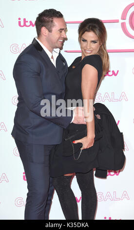 Foto muss Gutgeschrieben © Alpha Presse 079965 24/11/2016 Katie Price AKA Jordan und Ehemann und Kieran Firma DHZ ITV Gala London Palladium Argyle Street 2016 London Stockfoto