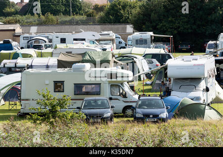 Temporäre Campingplatz für Wohnwagen, Zelte und Wohnmobile im südlichen Hampshire UK. August 2017 Stockfoto