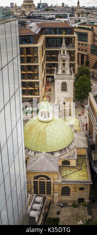 Dachterrasse mit Blick auf die historische Kirche St. Stephen Walbrook (Chad Varah) in der City von London EC4, mit Dachkuppel, entworfen von Sir Christopher Wren Stockfoto