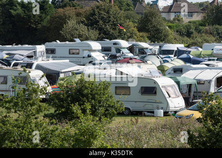 Temporäre Campingplatz für Wohnwagen, Zelte und Wohnmobile im südlichen Hampshire UK. August 2017 Stockfoto