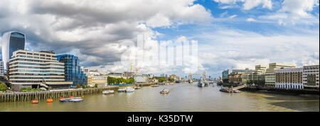 Panoramablick auf das Stadtbild Blick von der London Bridge entlang der Themse in Richtung Tower Bridge und HMS Belfast und der City von London Financial District, Großbritannien Stockfoto