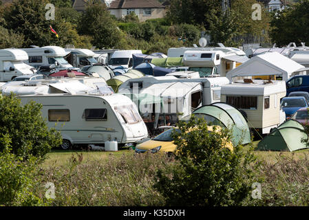 Temporäre Campingplatz für Wohnwagen, Zelte und Wohnmobile im südlichen Hampshire UK. August 2017 Stockfoto