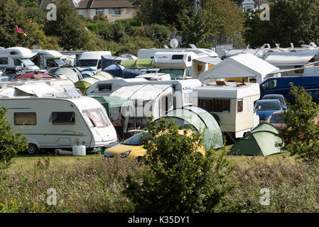 Temporäre Campingplatz für Wohnwagen, Zelte und Wohnmobile im südlichen Hampshire UK. August 2017 Stockfoto