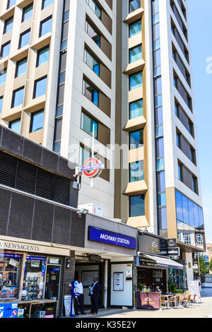 Der Eingang Torbogen tube station an der Kreuzung der Straße und Leben wesentlichen 'Vantage Point' Apartment Tower Block, nördlich von London, Großbritannien Stockfoto